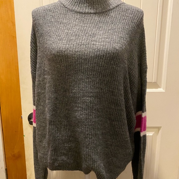 John + Jenn J + J Cropped Sweater- NWT - Picture 4 of 8